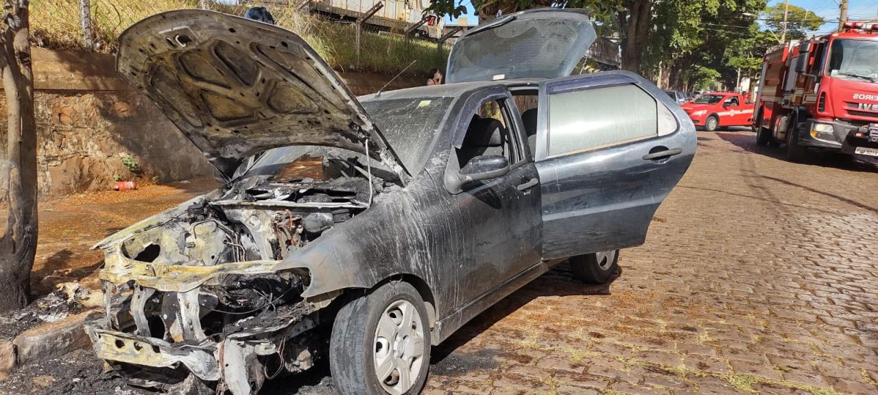 Foto 13 de 15 — Carro pega fogo perto da Via Expressa em Araraquara